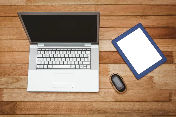 Gri laptop ve mavi bir tablet — Stok fotoğraf