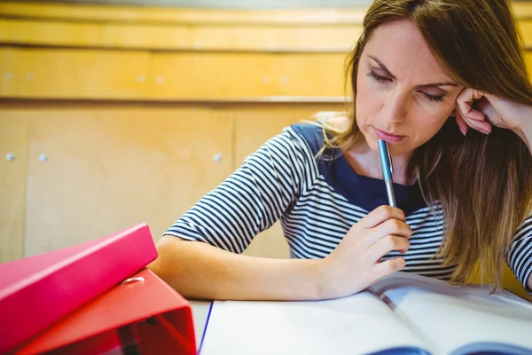 Mogen student anteckningar i föreläsningssalen — Stockfoto