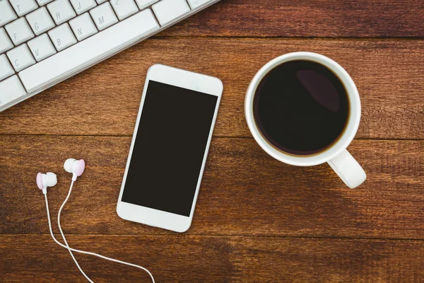 Vista di una tazza di caffè e uno smartphone — Foto Stock