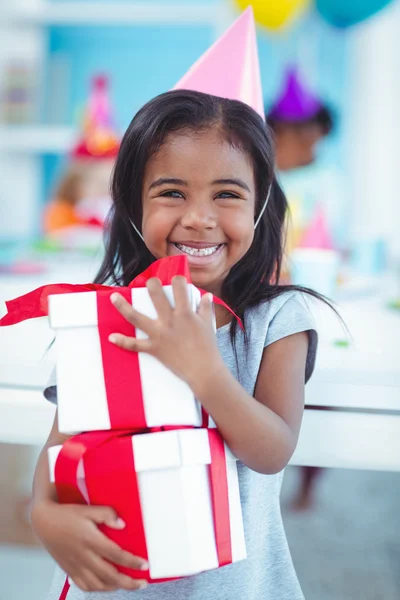 Ragazza sorridente alla festa di compleanno — Foto Stock