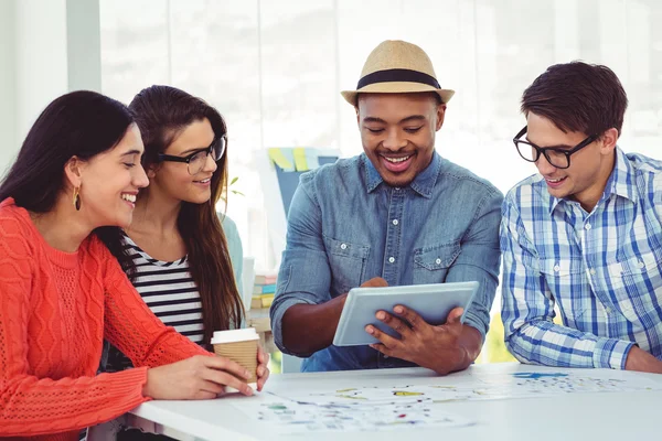 Creatieve team met een bijeenkomst — Stockfoto