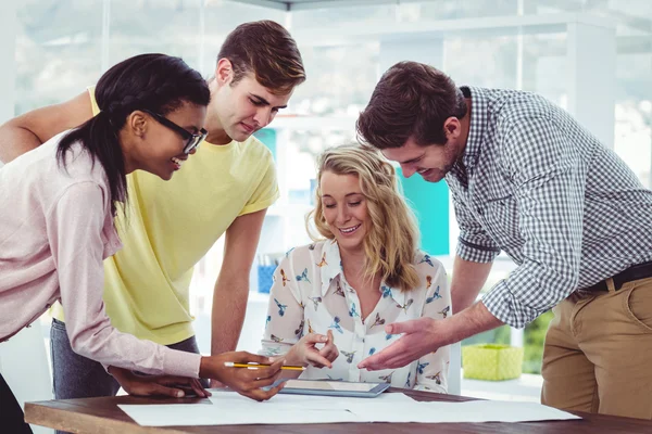 Kreativ verksamhet team samarbetar på en Tablet PC — Stockfoto