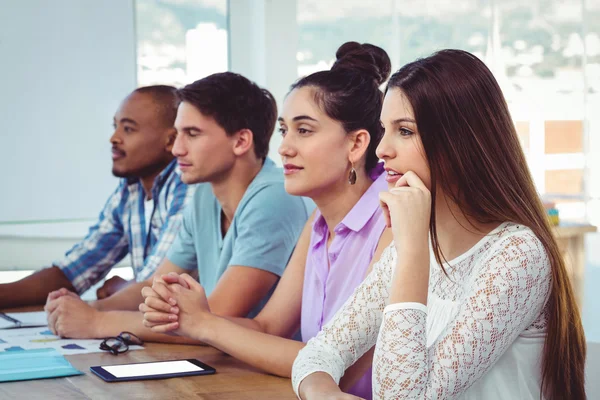 Creatieve business team luisteren tijdens vergadering — Stockfoto