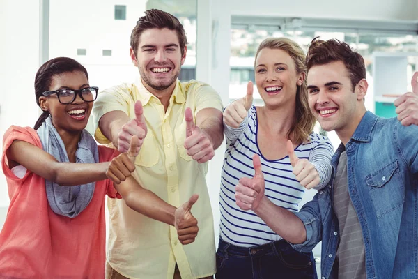 Gelukkig creatieve team geven de duimen omhoog — Stockfoto