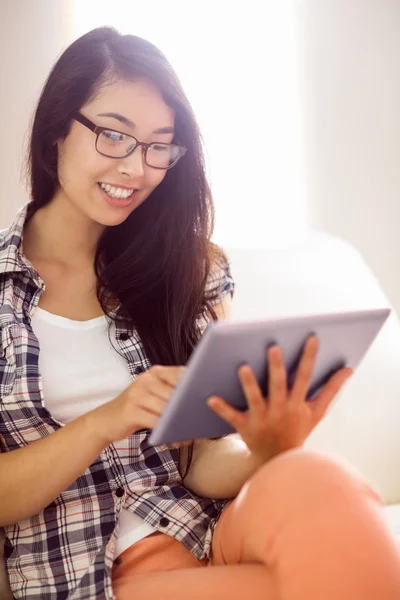 Aziatische vrouw op de Bank met behulp van Tablet PC — Stockfoto