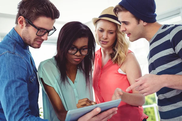 Kreatives Unternehmerteam arbeitet hart zusammen — Stockfoto