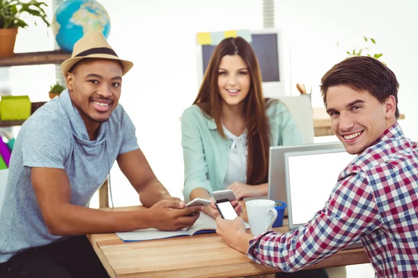 Equipo creativo trabajando juntos —  Fotos de Stock