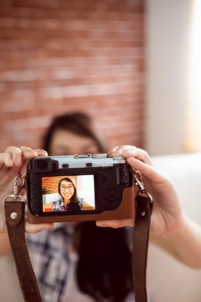 Asiatico donna su il divano presa selfie — Foto Stock