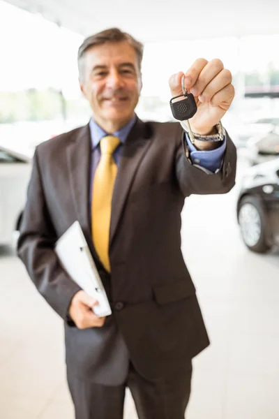 Chauffeur masculin montrant la clé après l'achat d'une nouvelle voiture — Photo