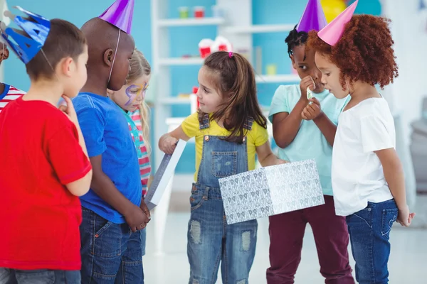 Glückliches Mädchen öffnet ein Geschenk — Stockfoto