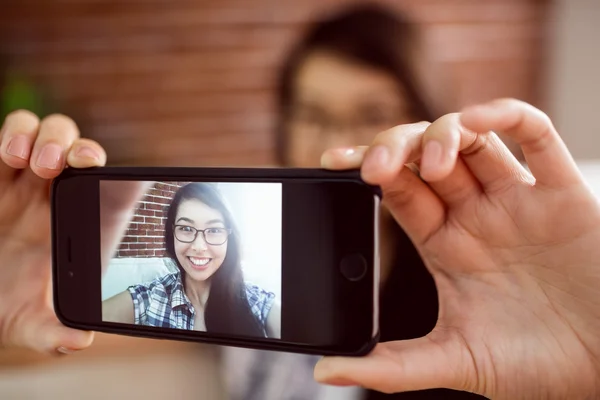 Azjatycki dama na kanapie przy selfie — Zdjęcie stockowe