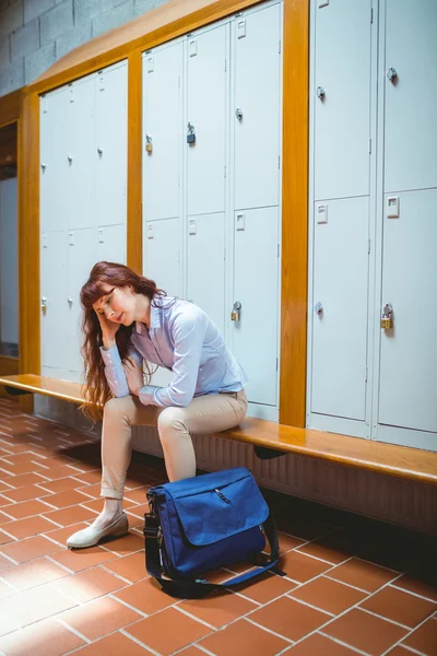 Estudante maduro sentindo-se estressado no corredor — Fotografia de Stock