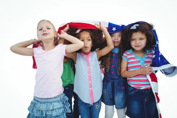 Meisjes permanent met Amerikaanse vlag overhead — Stockfoto