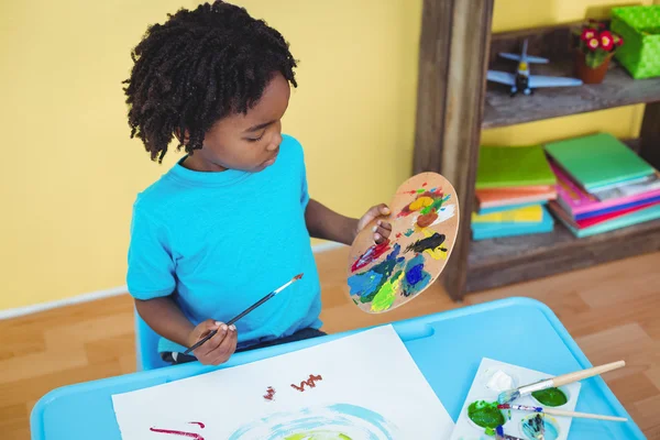 Bir resim yapmak boyalar kullanarak çocuk — Stok fotoğraf