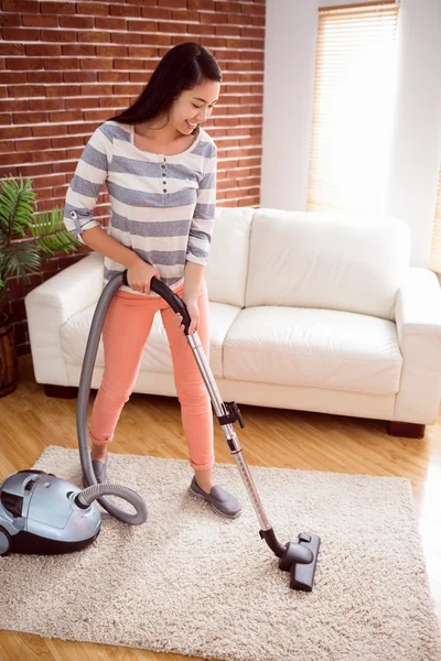 Woman hoovering the rug — Stock Photo, Image