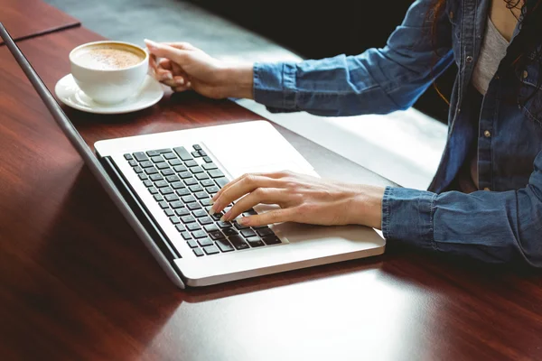 Studentin benutzt Laptop im Café — Stockfoto