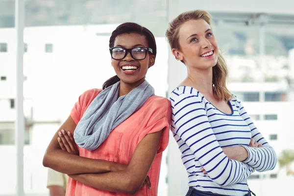 Gelukkig creatieve team met behulp van een tablet pc — Stockfoto