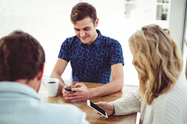 Equipo creativo todos usando teléfonos inteligentes — Foto de Stock