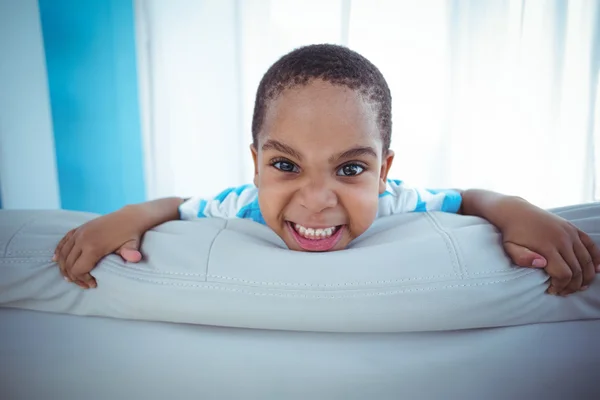 Niño feliz mirando desde la parte trasera del sofá —  Fotos de Stock