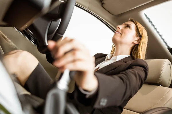 Glimlachende zakenvrouw aanbrengen in een auto — Stockfoto