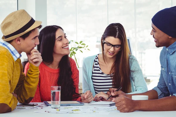 Equipe criativa tendo uma reunião — Fotografia de Stock