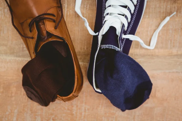 Dos zapatos diferentes en tablón de madera — Foto de Stock