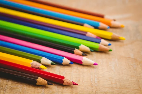 Lápices sobre escritorio de madera — Foto de Stock