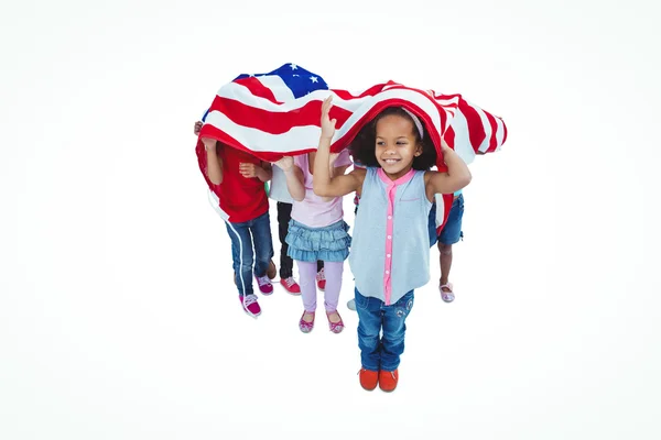 Девушки, стоящие с американским флагом над головой — стоковое фото