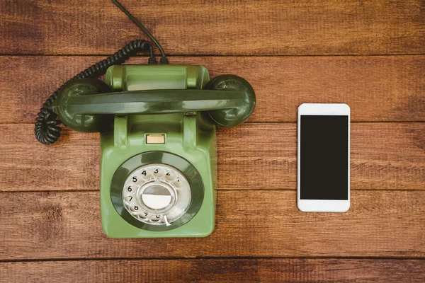 Vecchio telefono e smartphone — Foto Stock