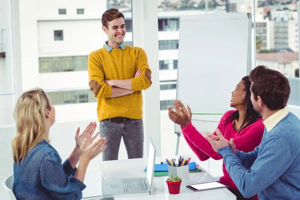 Kreativ affärsman ger en presentation — Stockfoto