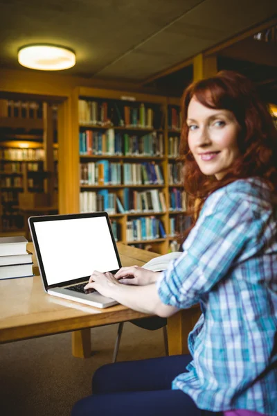成熟的留学生在图书馆与笔记本电脑 — 图库照片