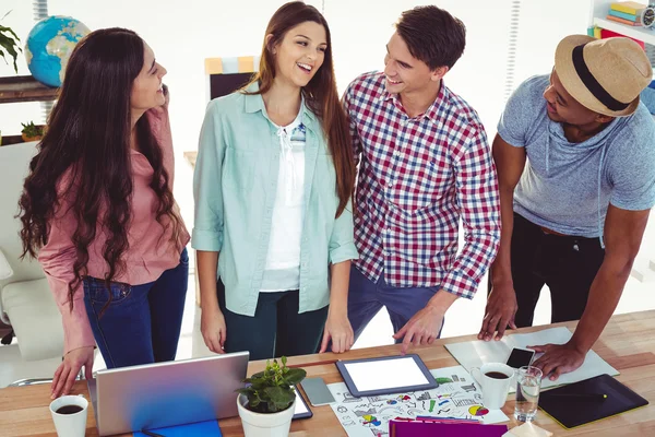 Equipo creativo trabajando juntos — Foto de Stock