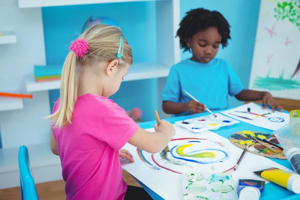 Niños felices disfrutando de las artes y manualidades pintura —  Fotos de Stock