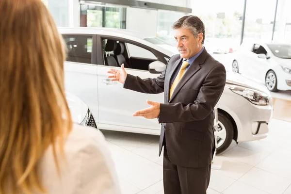 Venditore che mostra un'auto a un cliente — Foto Stock