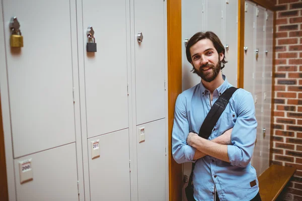 Hipster student na kameru v chodbě — Stock fotografie