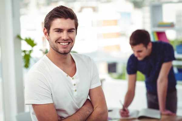 Sonriente equipo creativo trabajando juntos — Foto de Stock