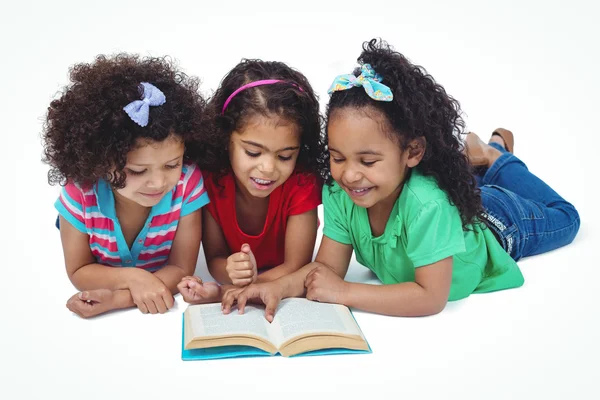 Τρία κορίτσια, διαβάζοντας ένα βιβλίο — Φωτογραφία Αρχείου
