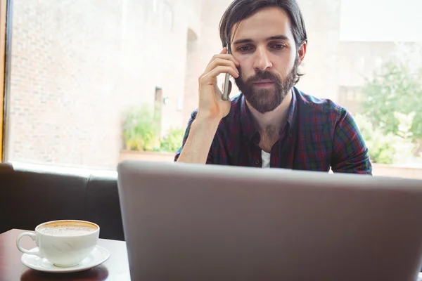 Estudante Hipster usando laptop na cantina — Fotografia de Stock