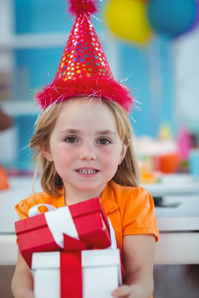 Lachende meisje op het verjaardagsfeestje — Stockfoto