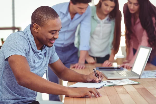 Kreatives Team arbeitet zusammen — Stockfoto