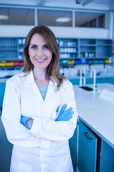 Wissenschaftler lächelt im Labor in die Kamera — Stockfoto
