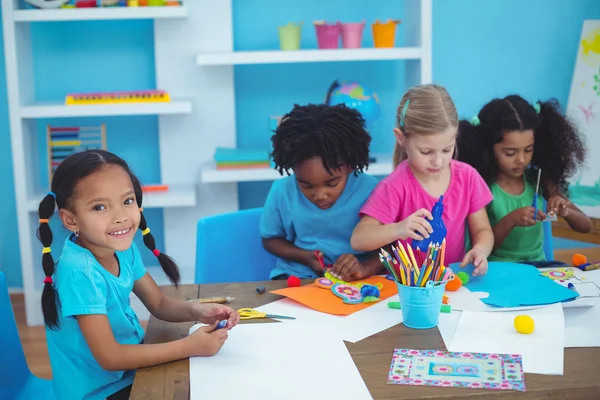 Niños felices haciendo artes y manualidades juntos — Foto de Stock