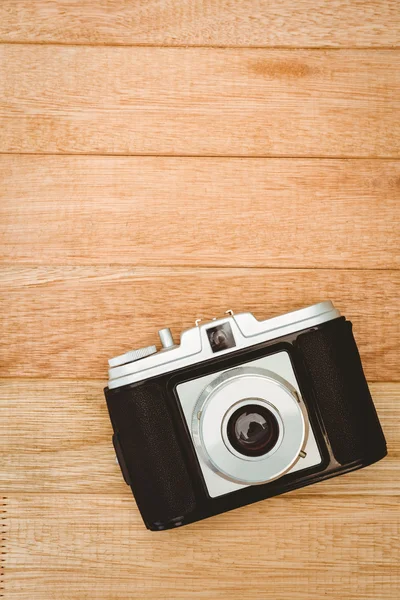 Vecchia macchina fotografica sulla scrivania di legno — Foto Stock