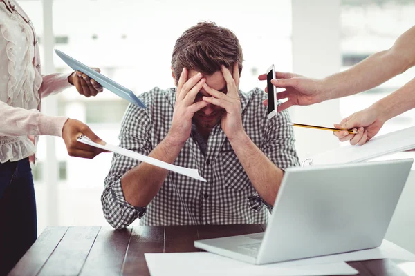 Geschäftsmann bei der Arbeit gestresst — Stockfoto