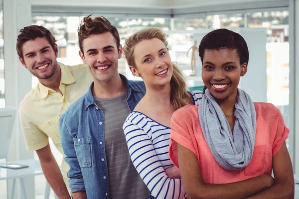 Glimlachend creatieve team staan in een lijn — Stockfoto