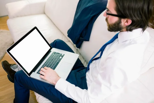 Empresário usando laptop no sofá — Fotografia de Stock