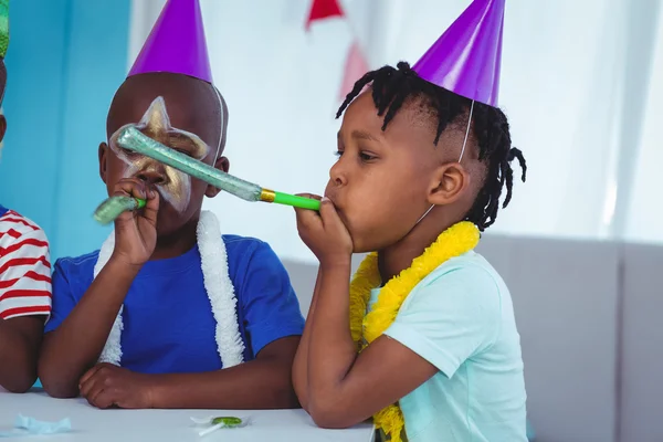 Crianças felizes comemorando um aniversário — Fotografia de Stock