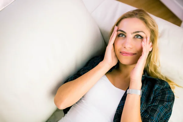 Досить блондинка розслабляється на дивані — стокове фото