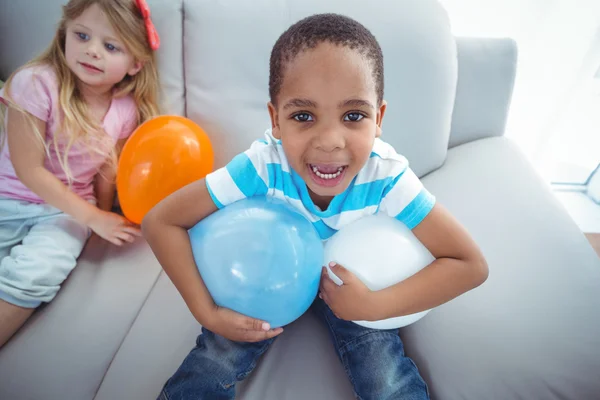 Niños sonrientes jugando con globos —  Fotos de Stock