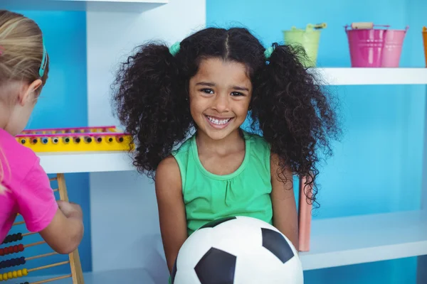 Niña sosteniendo una pelota de fútbol —  Fotos de Stock